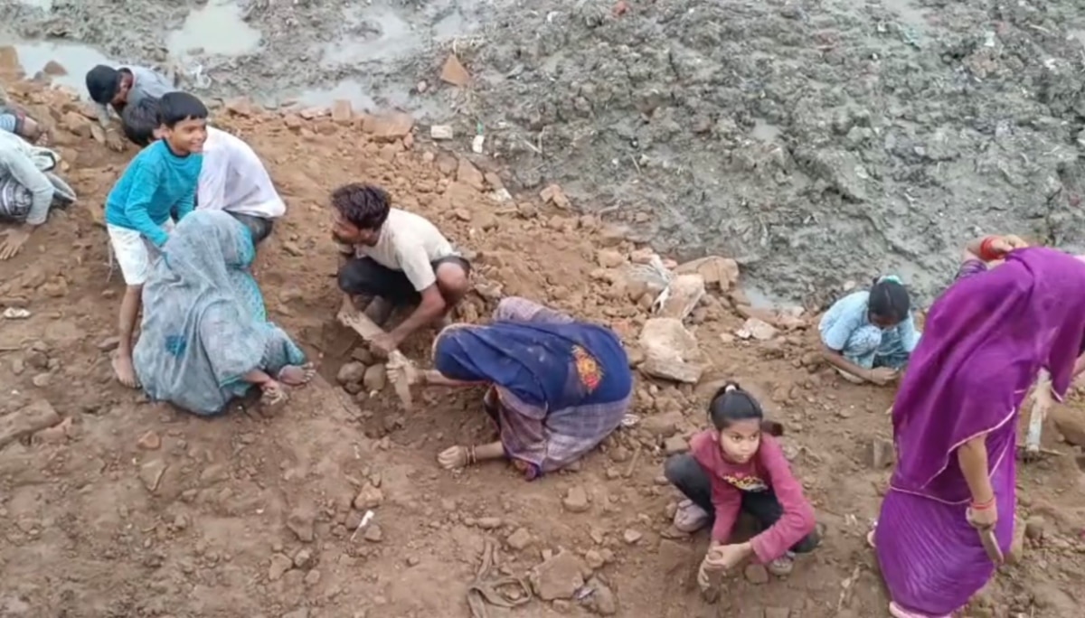 jhansi treasure rumour after coins found during excavation crowd gathers