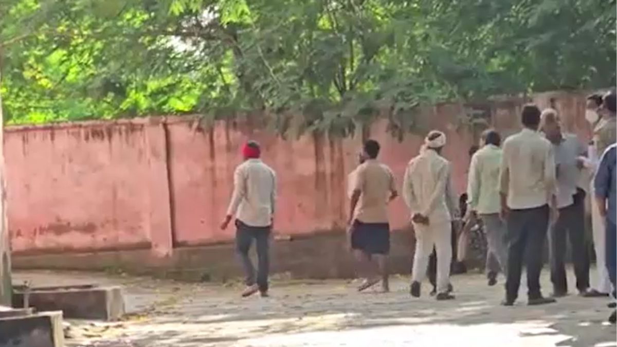 jhansi Youth Commits Suicide Wife Threatens Garland Boyfriend Shocking Video