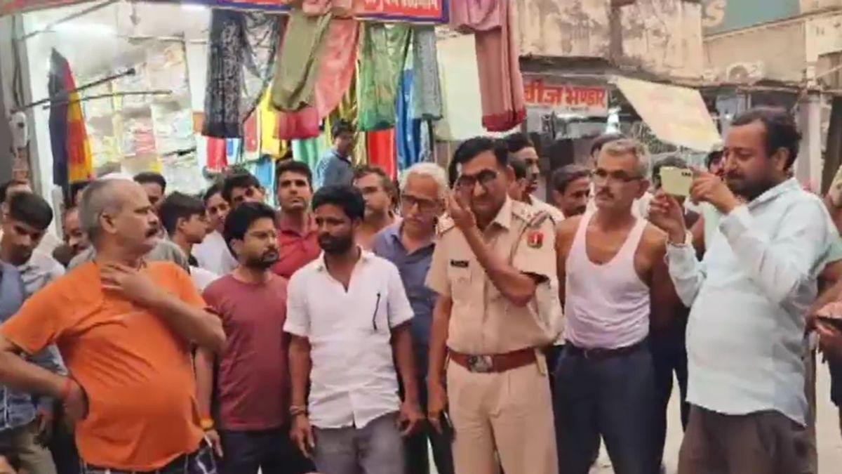 Jhunjhunu Changing Room Hidden Camera Recording Woman Video Salesman Arrested Jhunjhunu Changing Room Hidden Camera Recording Woman Video Salesman Arrested