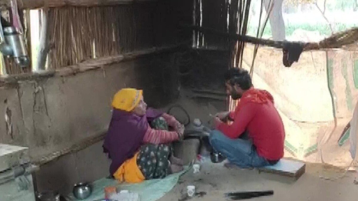 झोपड़ी में रहकर गुजर बसर करता किसान परिवार.