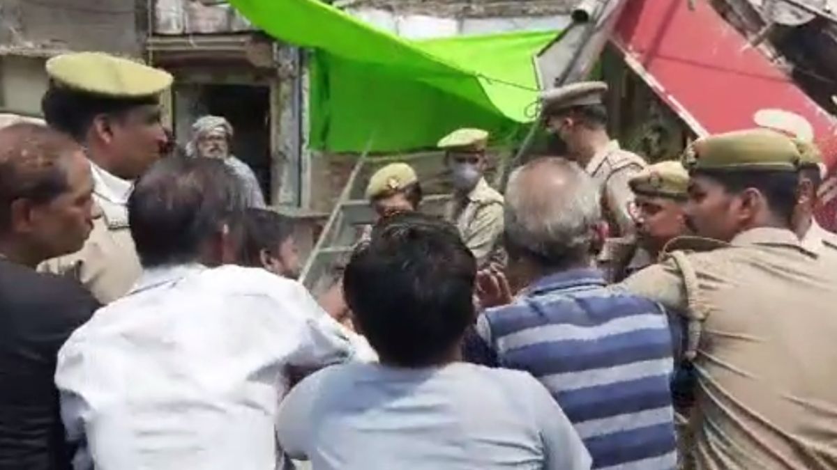 बुलडोजर पर महिलाओं-पुरुषों ने किया पथराव. (Photo: Video Grab)