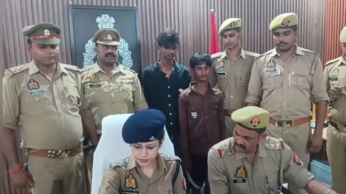kanpur chain snatching near dcp Office two robbers arrested cctv kanpur chain snatching near dcp Office two robbers arrested cctv