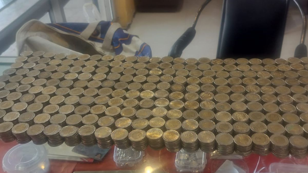 पत्नी को सरप्राइज देना चाहता था पानवाला… सालभर में जोड़े 1 लाख के सिक्के, ज्वेलर ने बिना गिने थमा दी सोने की चेन