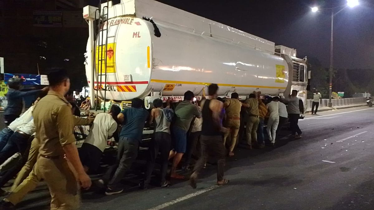 kanpur petrol tanker leak people collect fuel viral video