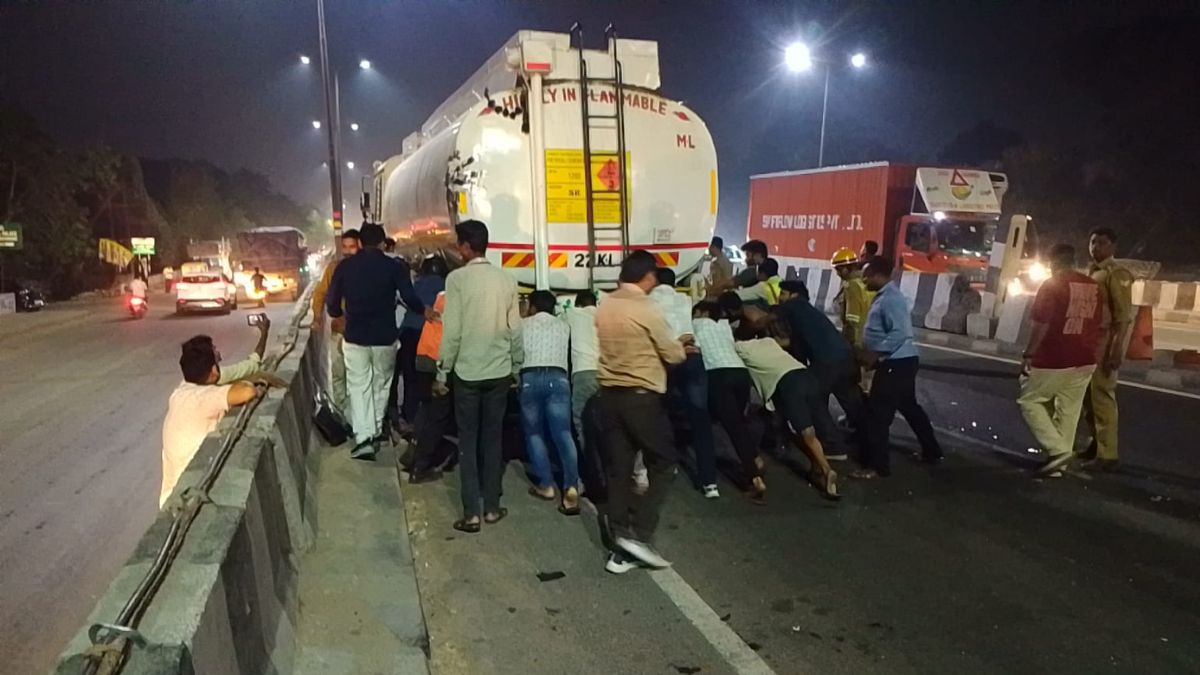 kanpur petrol tanker leak people collect fuel viral video