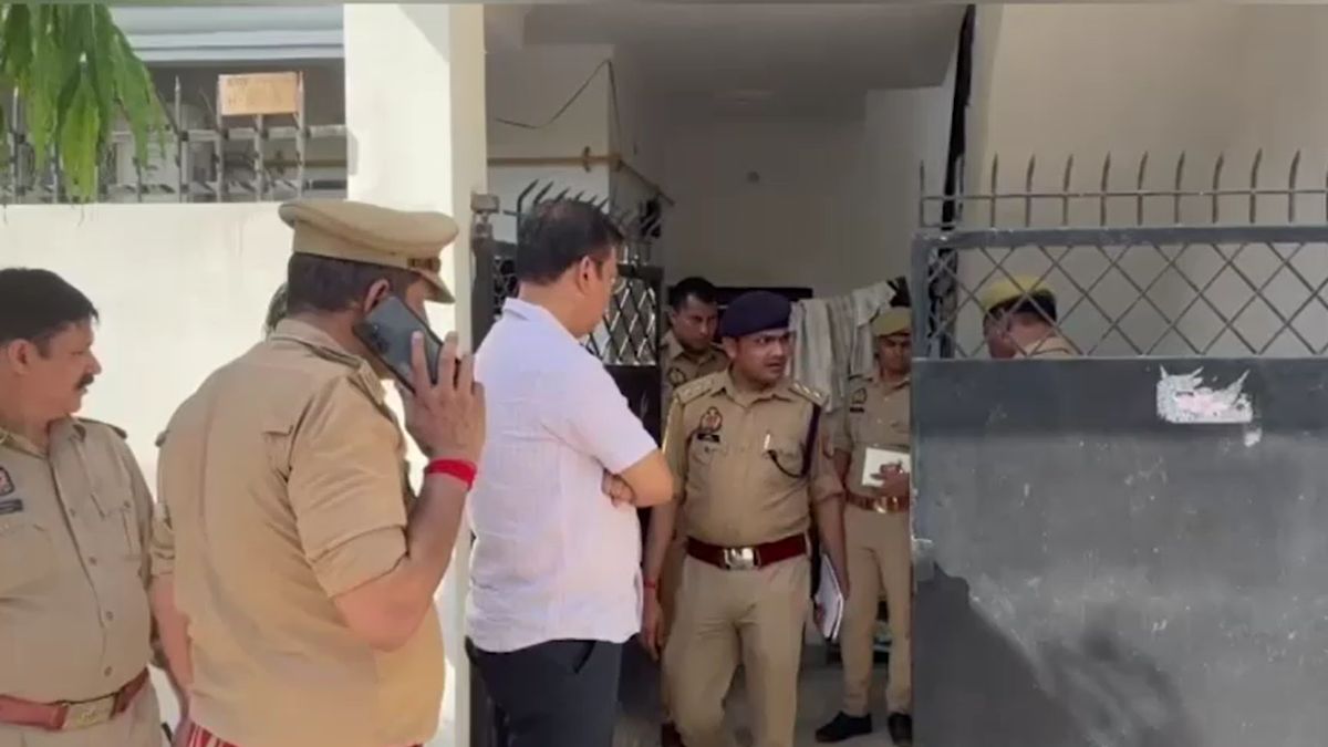 kanpur retired teacher wife murder home robbery suspected