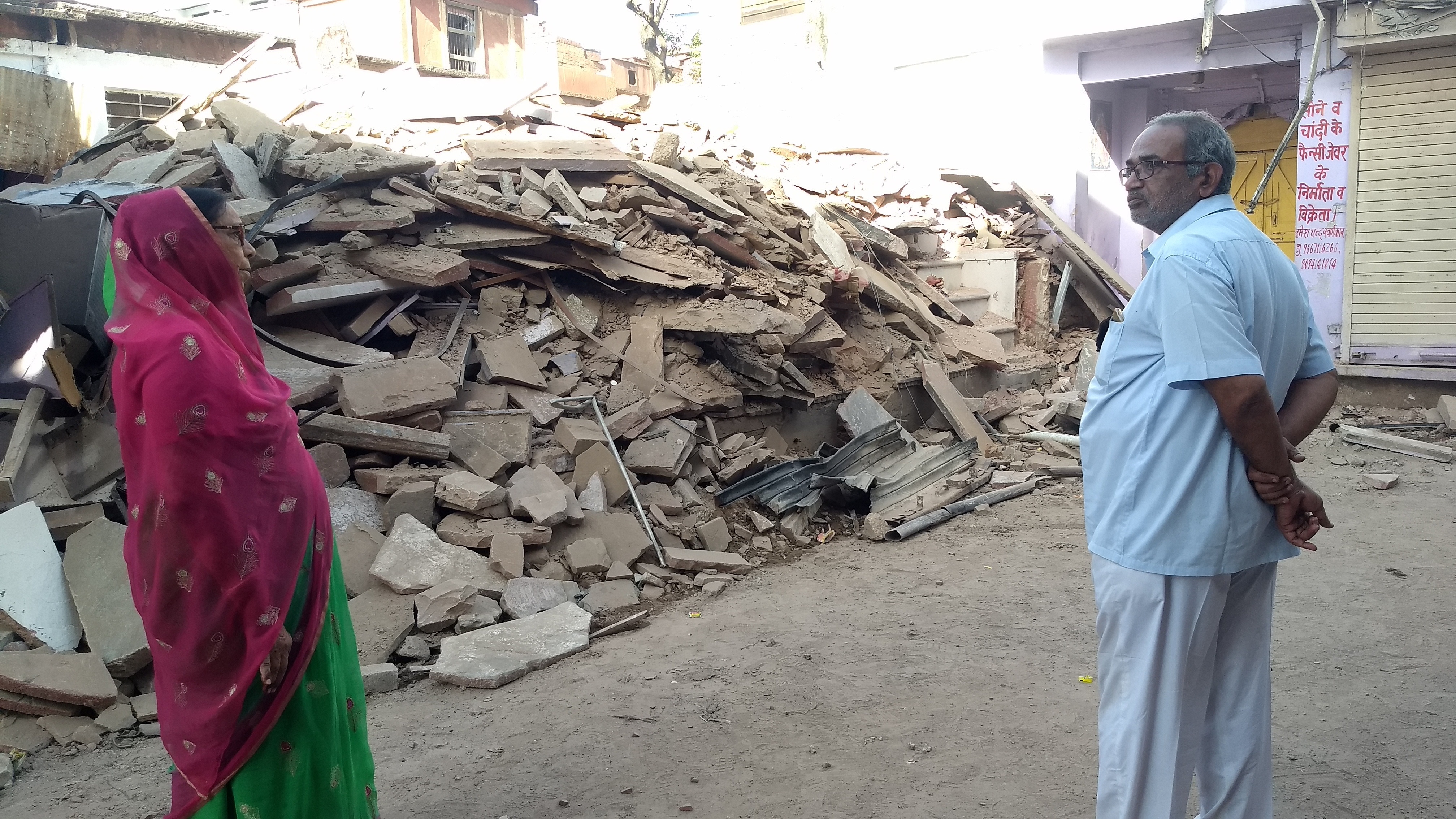 हिंसा में तबाह हो गईं दुकानें हिंसा में तबाह हो गईं दुकानें