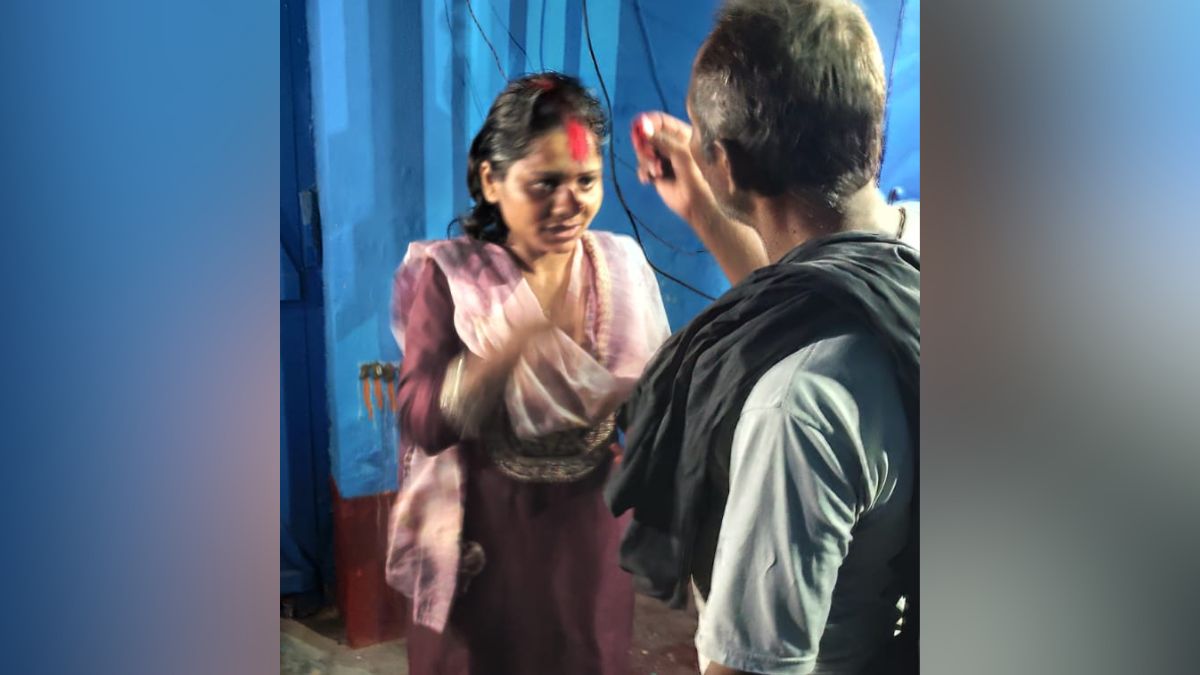 katihar 22 year old girl married 60 year old man in temple unique love 