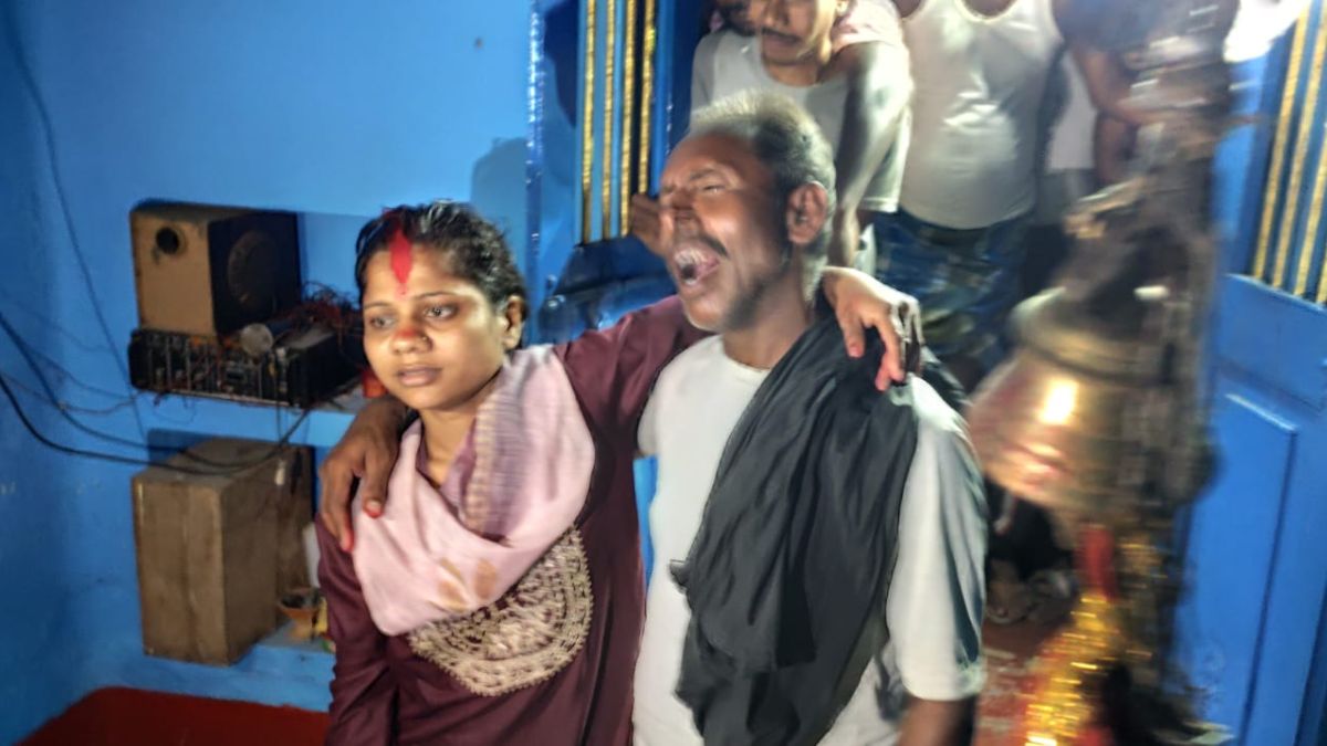 katihar 22 year old girl married 60 year old man in temple unique love
