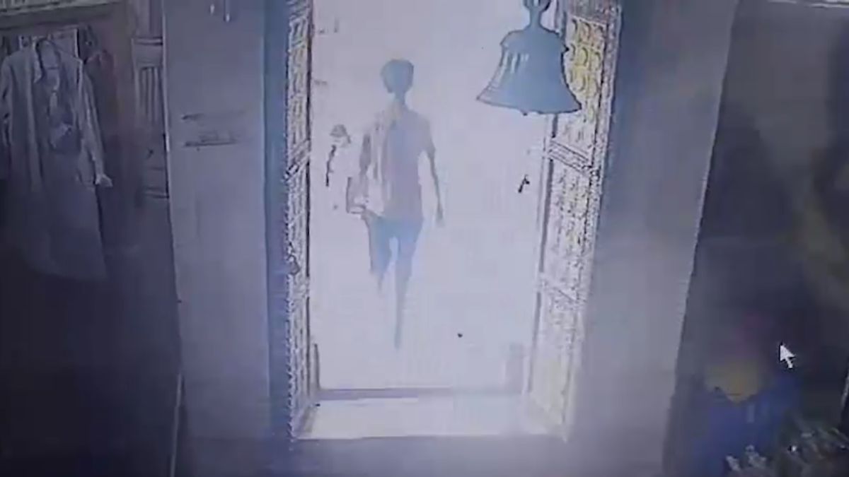 katihar hanuman temple thief prays before stealing Money from priest cctv katihar hanuman temple thief prays before stealing Money from priest cctv
