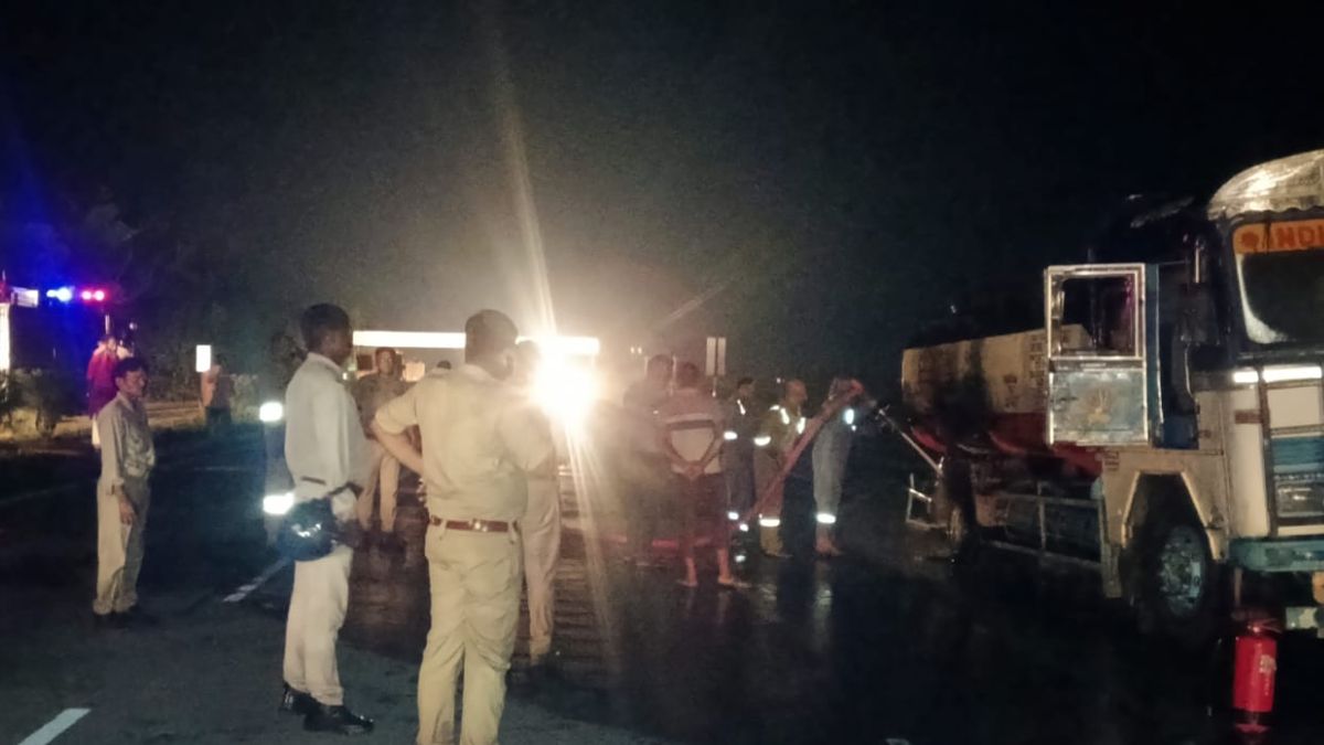 kaushambi diesel tanker catches fire on nh 19 after tyre burst major accident averted kaushambi diesel tanker catches fire on nh 19 after tyre burst major accident averted