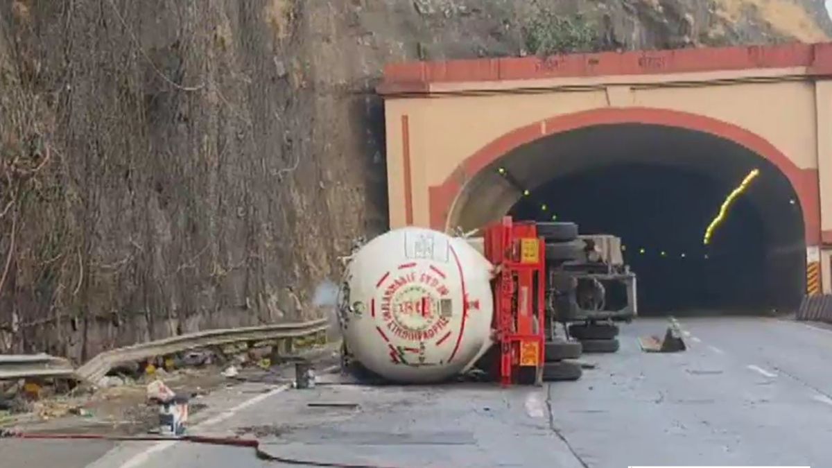 khandala ghat tanker overturn mumbai pune expressway traffic jam