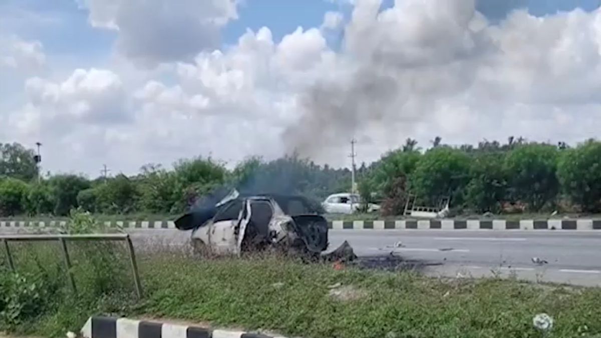 Kidnapped girlfriend after breakup fled then car blast Man Burnt alive Karnataka Story
