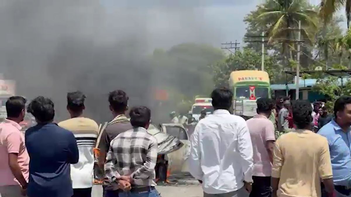 Kidnapped girlfriend after breakup fled then car blast Man Burnt alive Karnataka Story