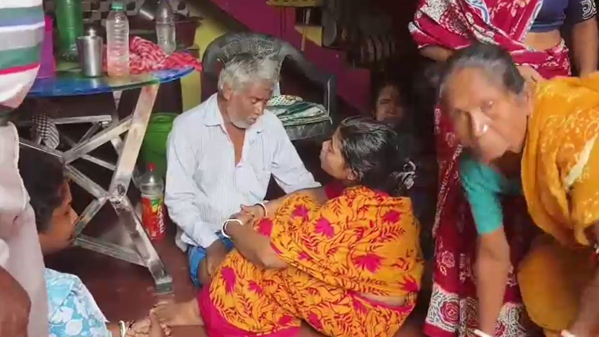 Kolkata Durga Puja Pandal Accident Kills Three Family Members Hooghly