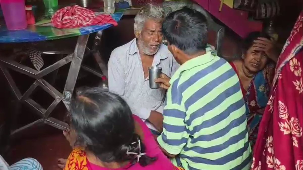 Kolkata Durga Puja Pandal Accident Kills Three Family Members Hooghly