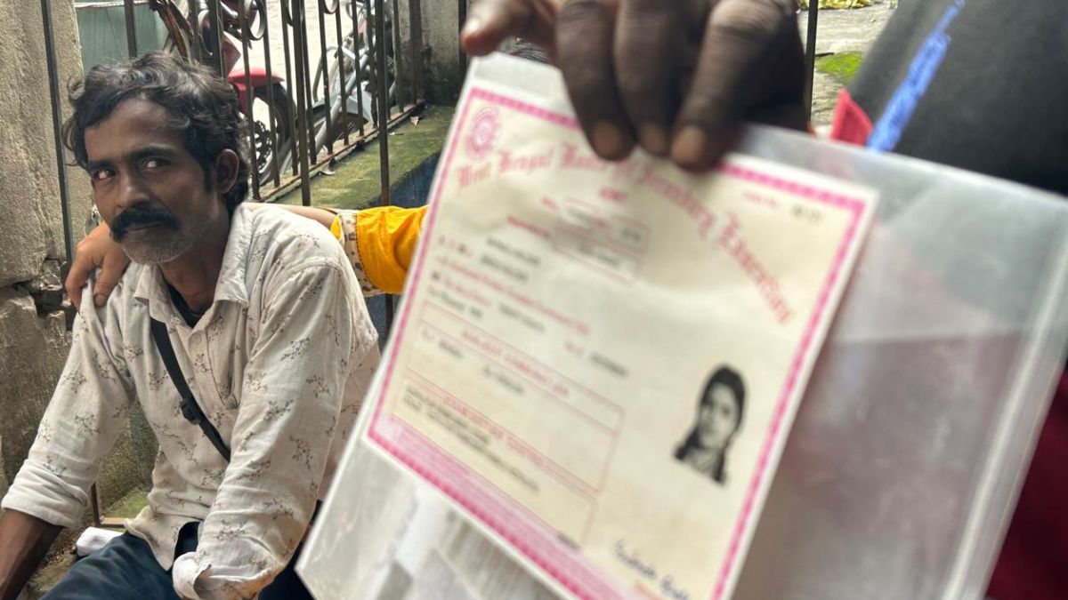 Kolkata Durga Puja Stampede Brother Rushed to Hospital Call Found Body White Sheet Kolkata Durga Puja Stampede Brother Rushed to Hospital Call Found Body White Sheet