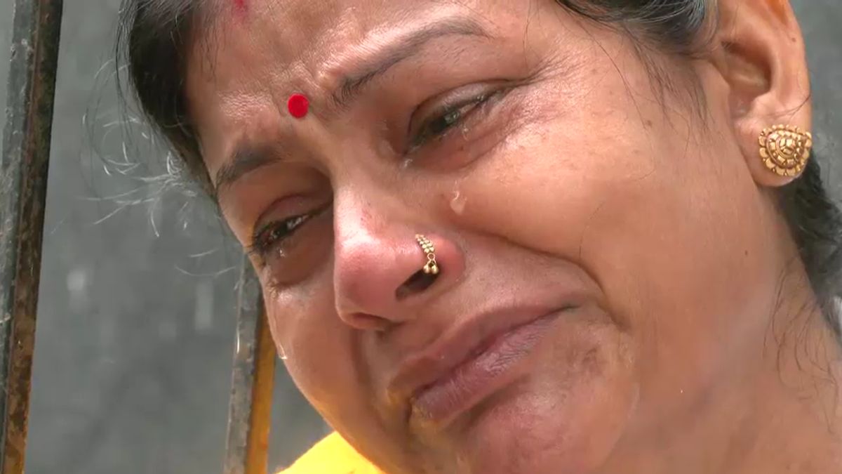 Kolkata Durga Puja Stampede Brother Rushed to Hospital Call Found Body White Sheet Kolkata Durga Puja Stampede Brother Rushed to Hospital Call Found Body White Sheet