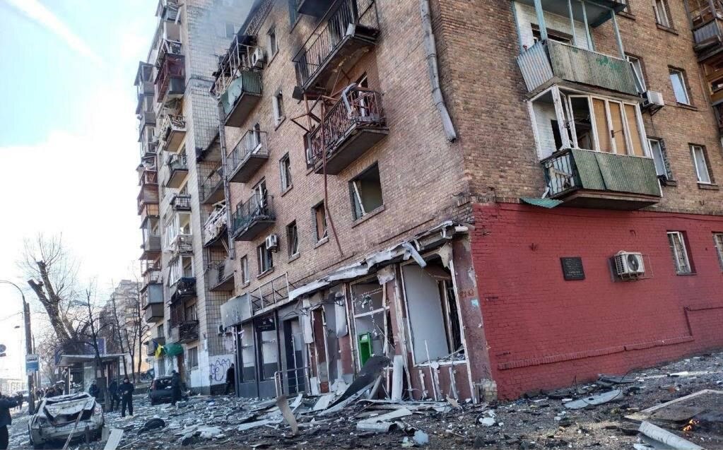 कीव की एक आवासीय इमारत पर गिरी रूसी मिसाइल कीव की एक आवासीय इमारत पर गिरी रूसी मिसाइल