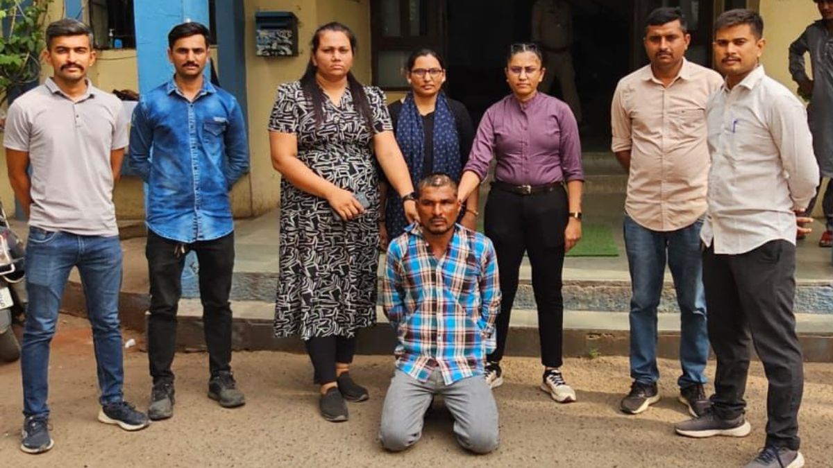 सोशल मीडिया पर बनी गर्लफ्रेंड, पहली डेट पर इंप्रेस करने पहुंच गया… लेडी कॉप ने फरार क्रिमिनल को ने GF बनकर पकड़ा सोशल मीडिया पर बनी गर्लफ्रेंड, पहली डेट पर इंप्रेस करने पहुंच गया… लेडी कॉप ने फरार क्रिमिनल को ने GF बनकर पकड़ा