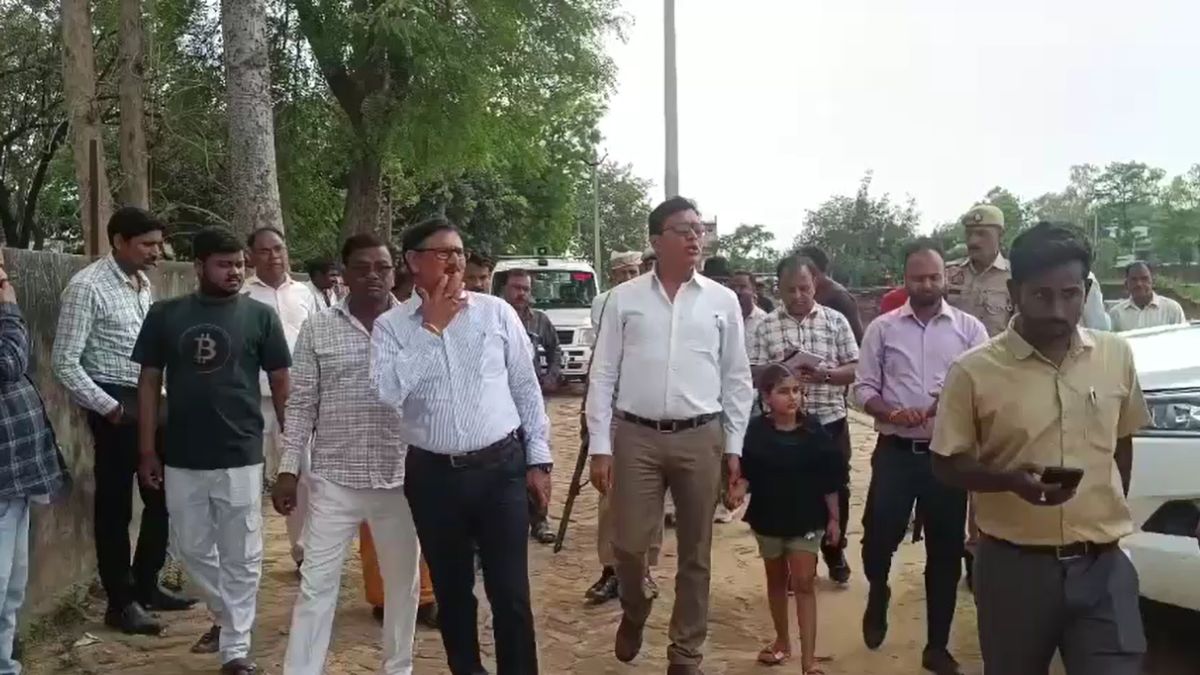 Lakhimpur Kheri DM Uncle please get road repair little girl video