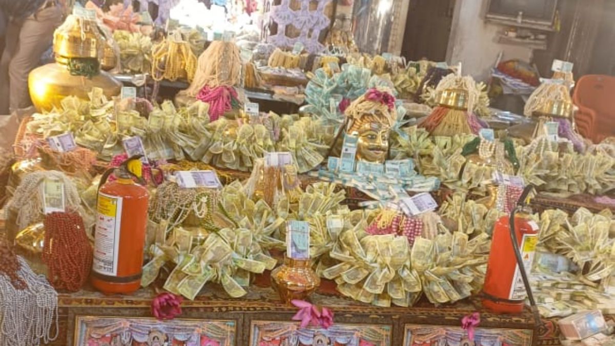 करोड़ों के नोटों से सजा महालक्ष्मी का मंदिर. (Photo: Aajtak)