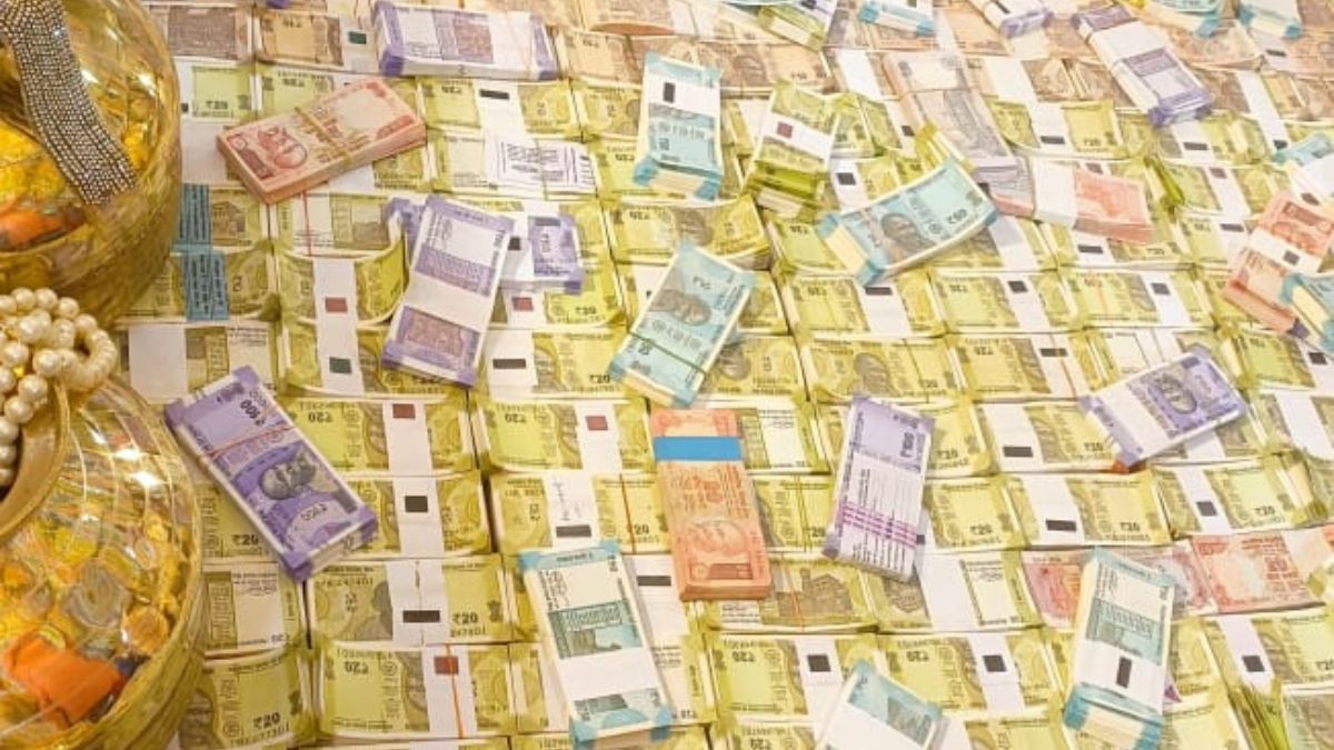 करोड़ों के नोटों से सजा महालक्ष्मी का मंदिर. (Photo: Aajtak)