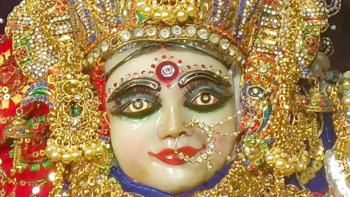 करोड़ों के नोटों से सजा महालक्ष्मी का मंदिर. (Photo: Aajtak)