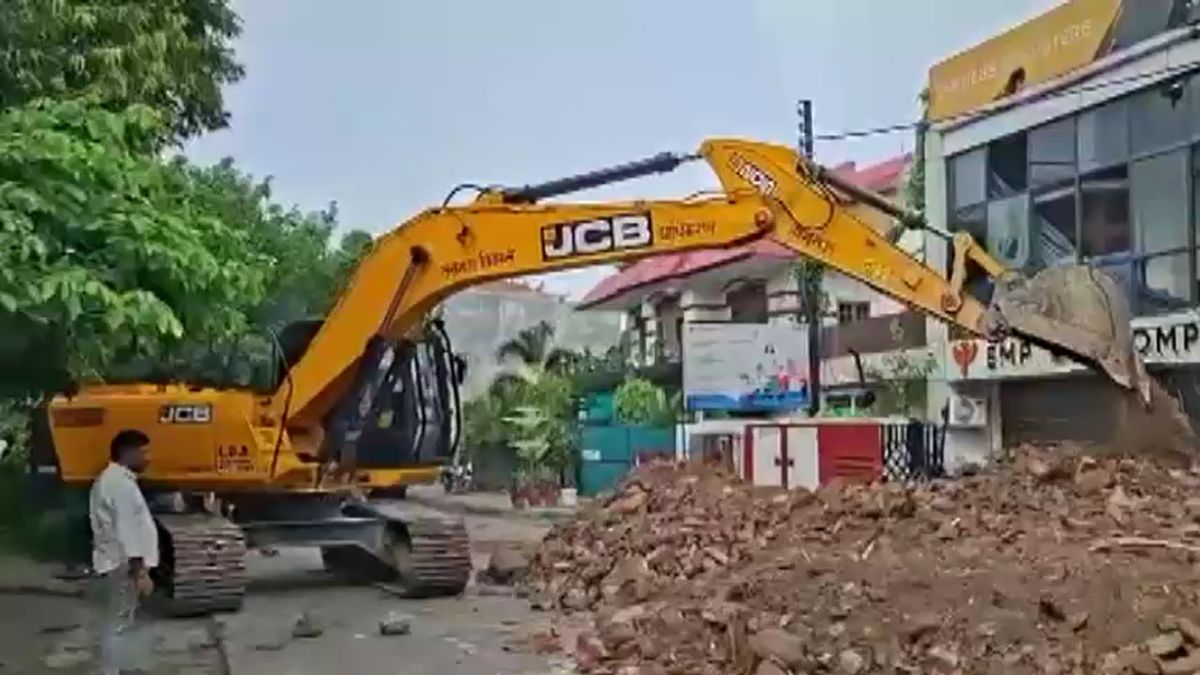 lda bulldozer action on aliganj fire building after 15 deaths lucknow lda bulldozer action on aliganj fire building after 15 deaths lucknow