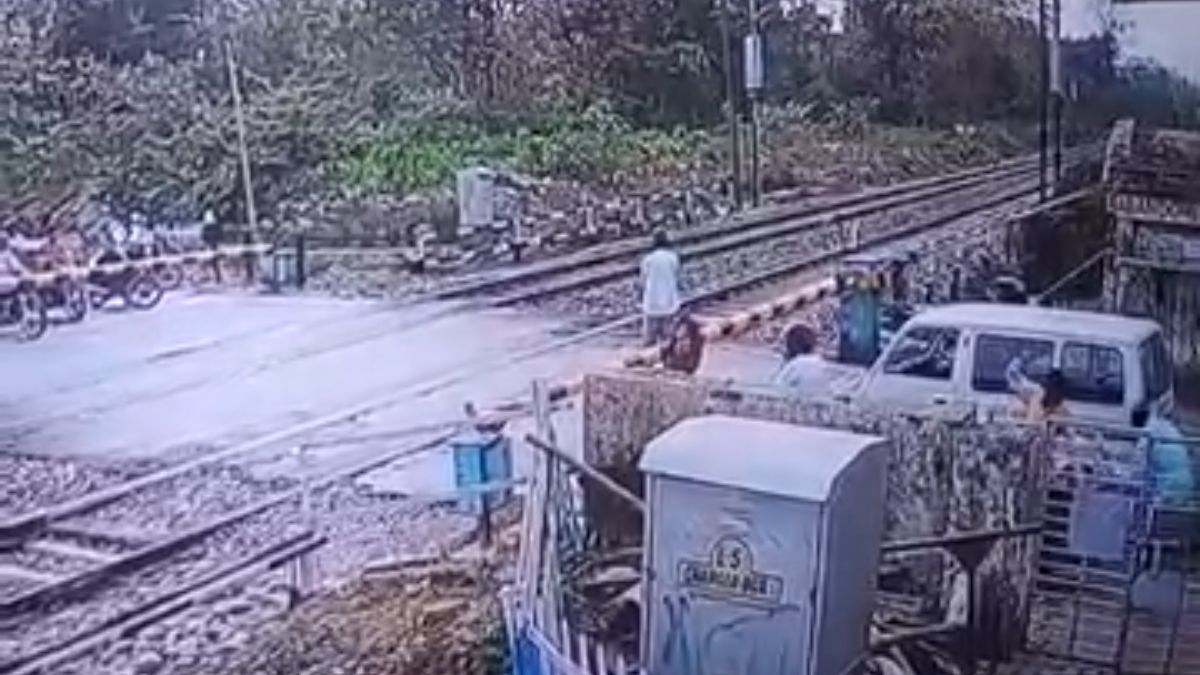 lekhpal suicide by lying in front of train in shahjahanpur cctv video