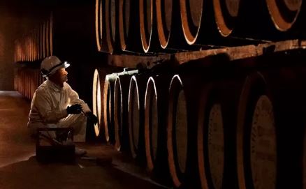 अंतरराष्ट्रीय स्तर पर व्हिस्की तैयार करने की प्रक्रिया बेहद जटिल है. इसमें शराब को लकड़ी के पीपों में रखकर सालों तक एजिंग करना भी शामिल है. (Image: house.suntory.com) अंतरराष्ट्रीय स्तर पर व्हिस्की तैयार करने की प्रक्रिया बेहद जटिल है. इसमें शराब को लकड़ी के पीपों में रखकर सालों तक एजिंग करना भी शामिल है. (Image: house.suntory.com)