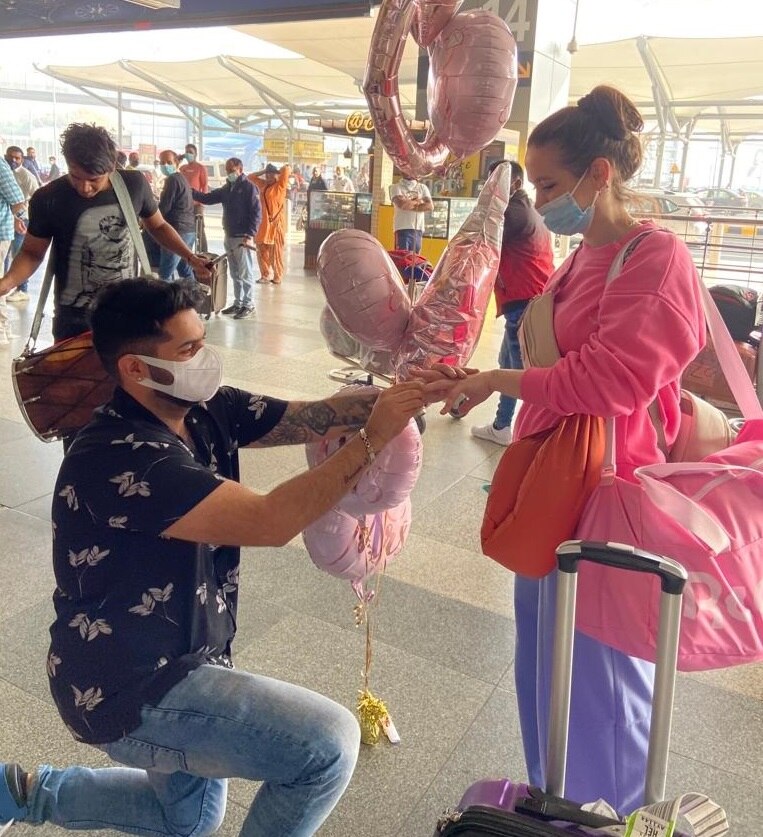 दिल्ली एयरपोर्ट पर ही शादी के लिए किया प्रपोज