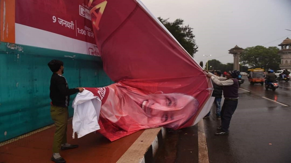 लखनऊ में बैनर पोस्टर हटाते निगम कर्मचारी.  (Photo: Aajtak)