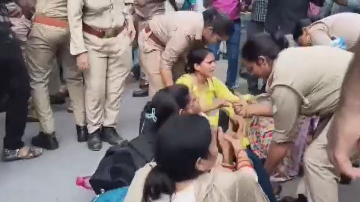 lucknow protest 69000 teacher recruitment candidates gherao mayawati residence seek justice