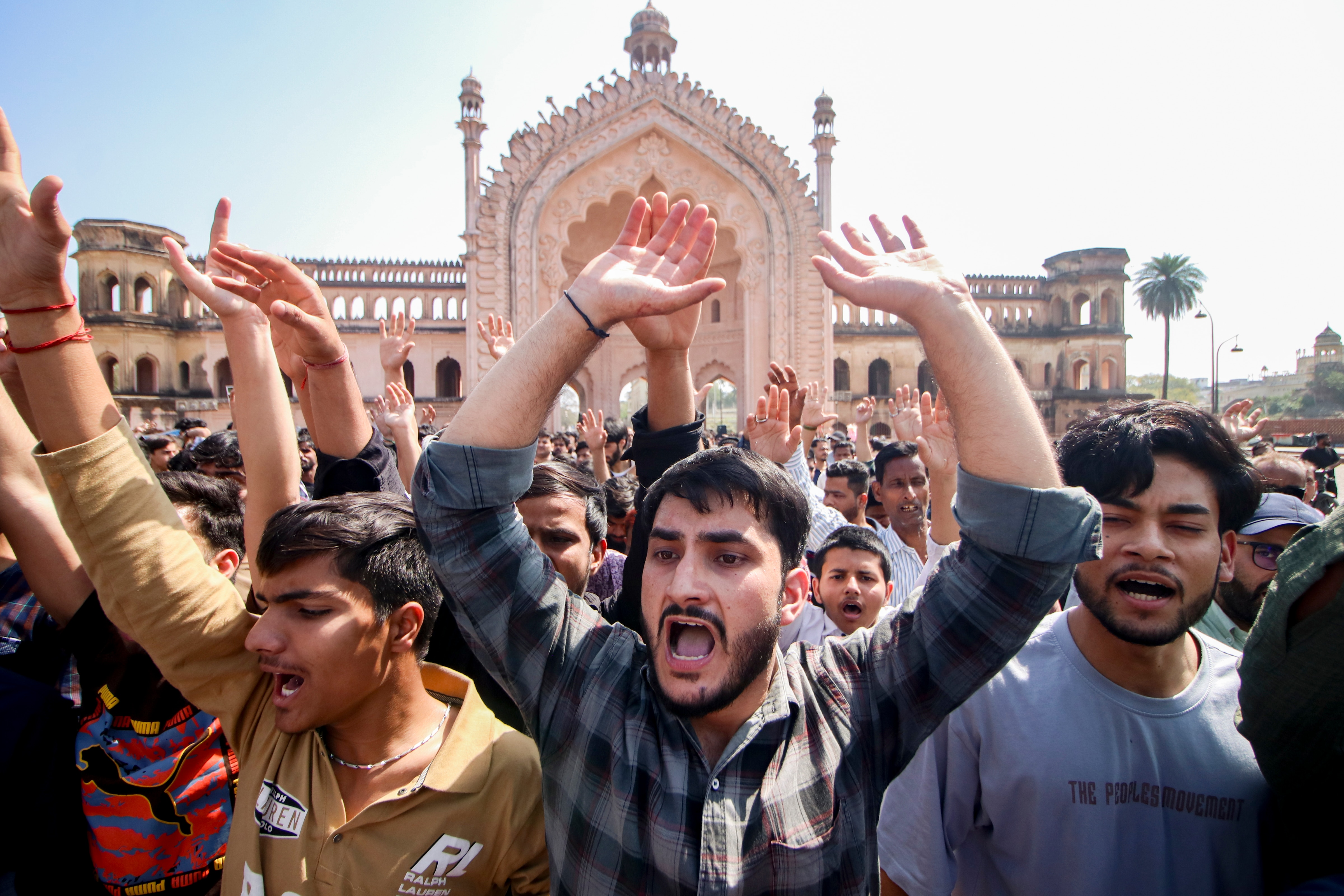 लखनऊ में विरोध प्रदर्शन करते मुस्लिम समुदाय