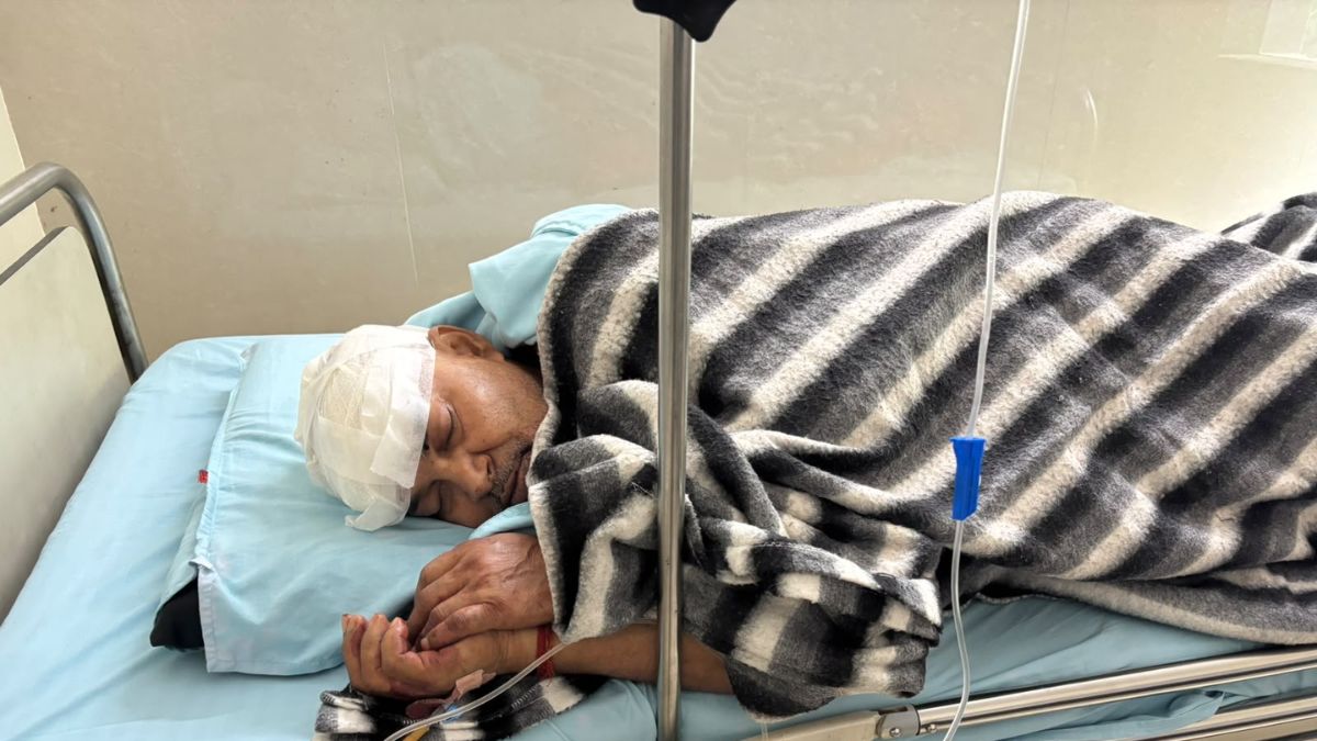 lucknow robbers scale 13 foot wall attack family iron rods loot cash jewelery lucknow robbers scale 13 foot wall attack family iron rods loot cash jewelery