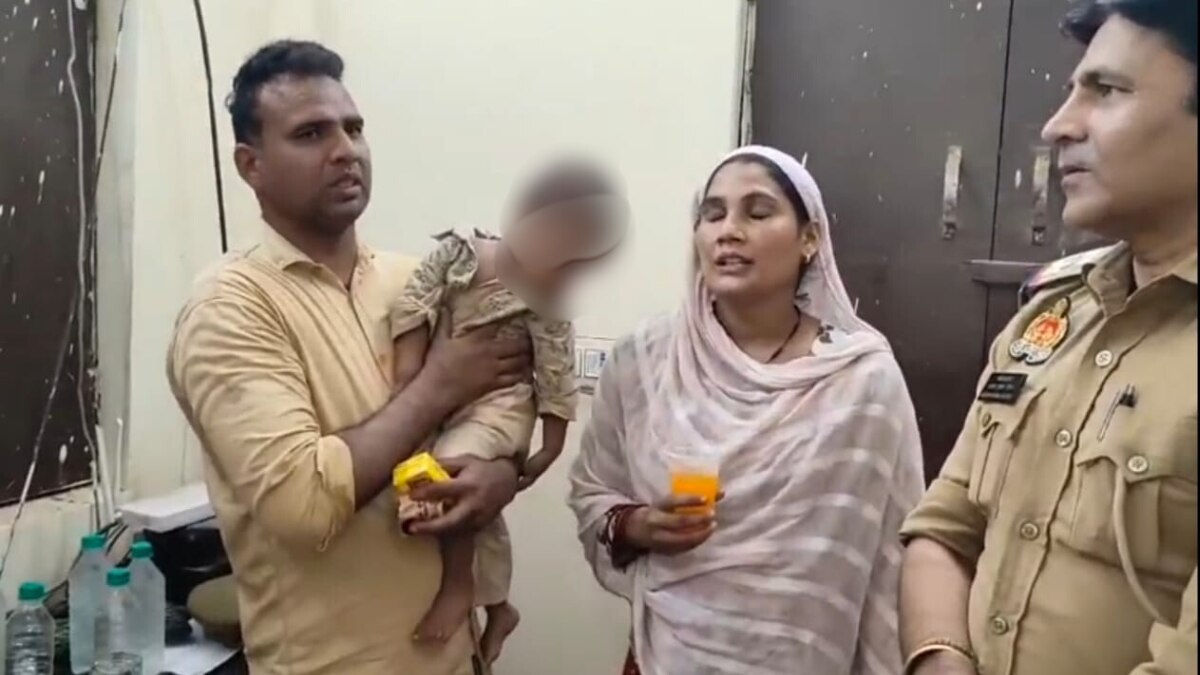 बरामद बच्चा अपने माता-पिता और पुलिस के साथ.