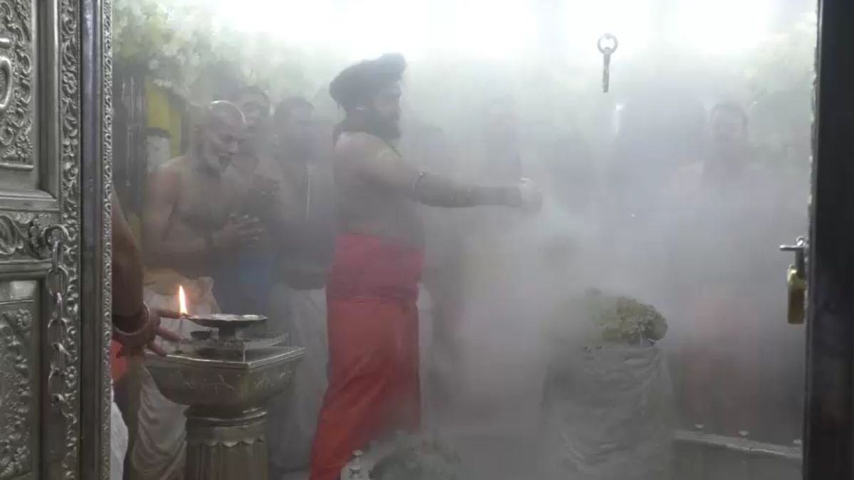 झांझ, मंजीरे और शंखध्वनि… भस्म आरती से मंगला आरती तक, उज्जैन-काशी में गूंजा ‘हर हर महादेव’ – mahashivratri 2026 mahakal bhasma aarti ujjain kashi vishwanath mangala aarti varanasi darshan lcla