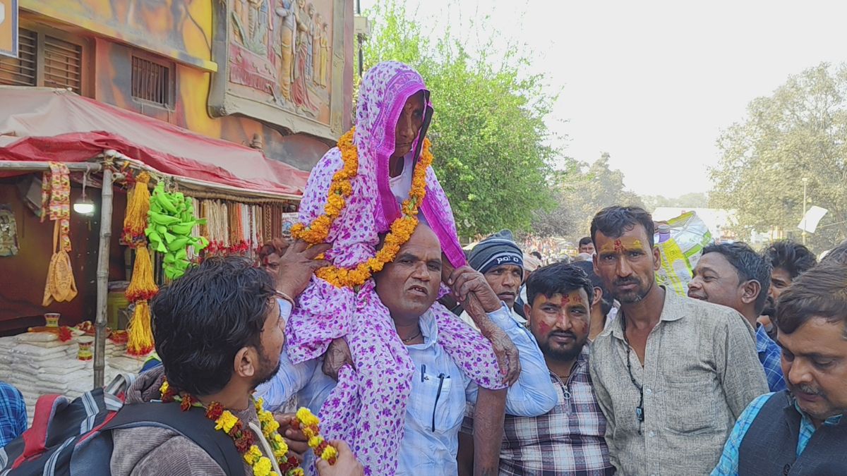 mahashivratri son carries 100 year old mother sangam bath