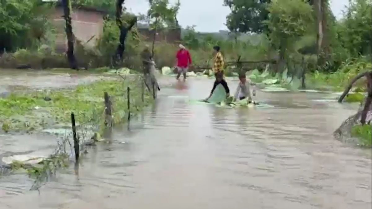 mahoba village flooding cut off district headquarters boats on roads