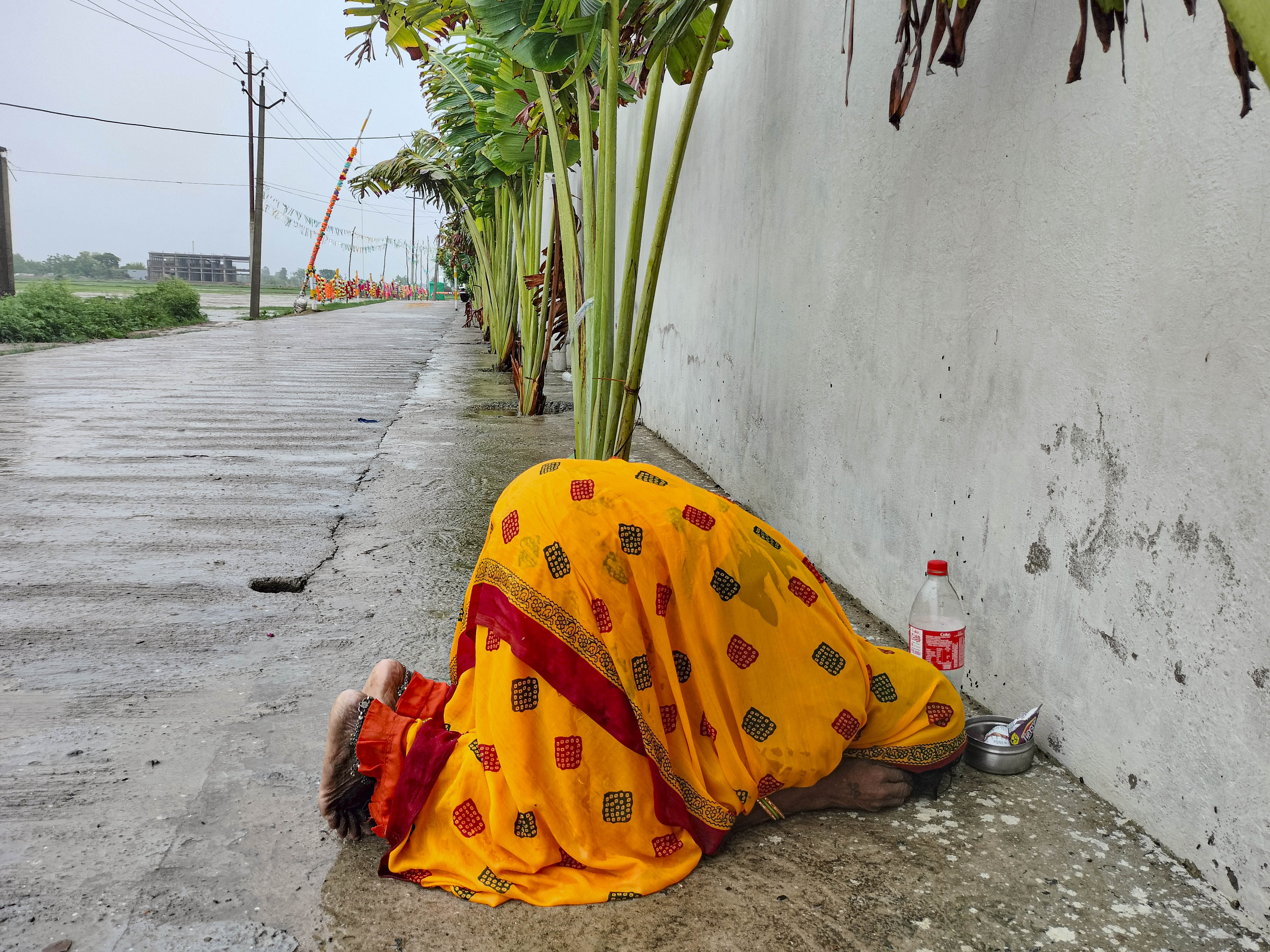 जिस दूध से स्नान, उसी का प्रसाद और भक्तों की भीड़ ... क्या है हाथरस बाले बाबा का तिलिस्मी रहस्यलोक?