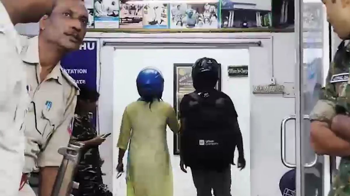man flashes woman turns out to be off duty lady constable dragged to police station man flashes woman turns out to be off duty lady constable dragged to police station