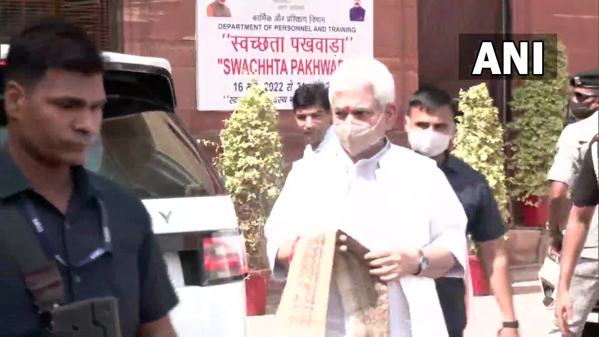 कश्मीर के हालात पर बुलाई गई बैठक में पहुंचे मनोज सिन्हा