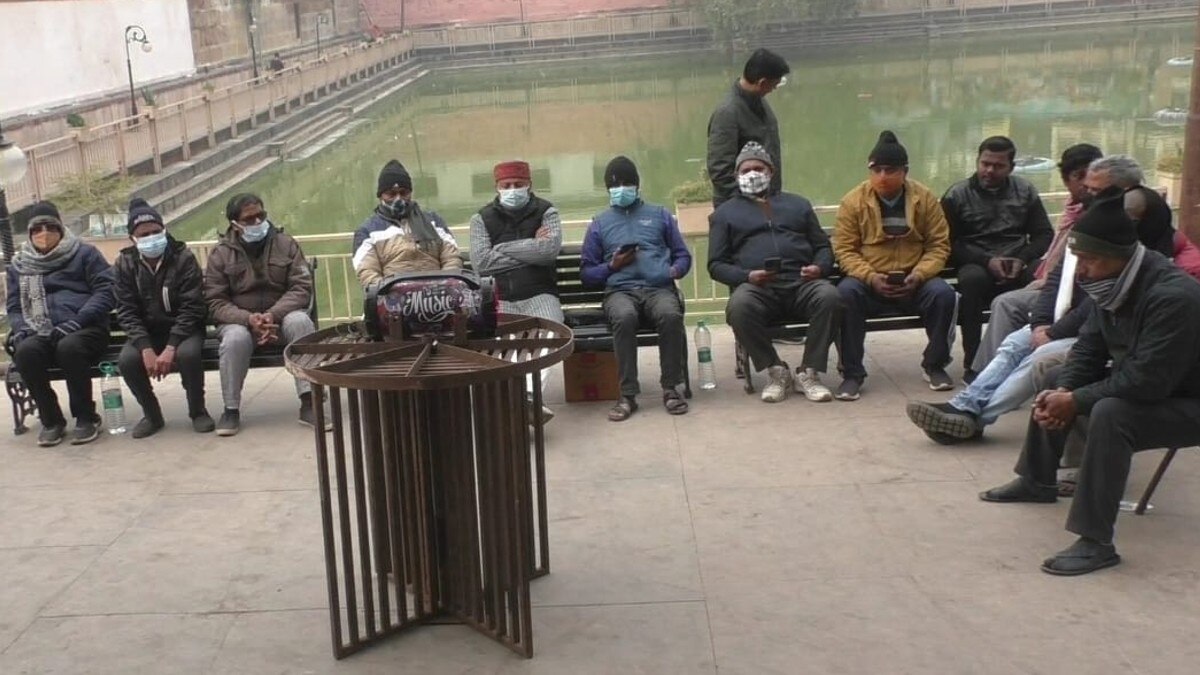 वाराणसी में प्रधानमंत्री नरेंद्र मोदी का ऑनलाइन संबोधन सुनते भाजपा कार्यकर्ता.