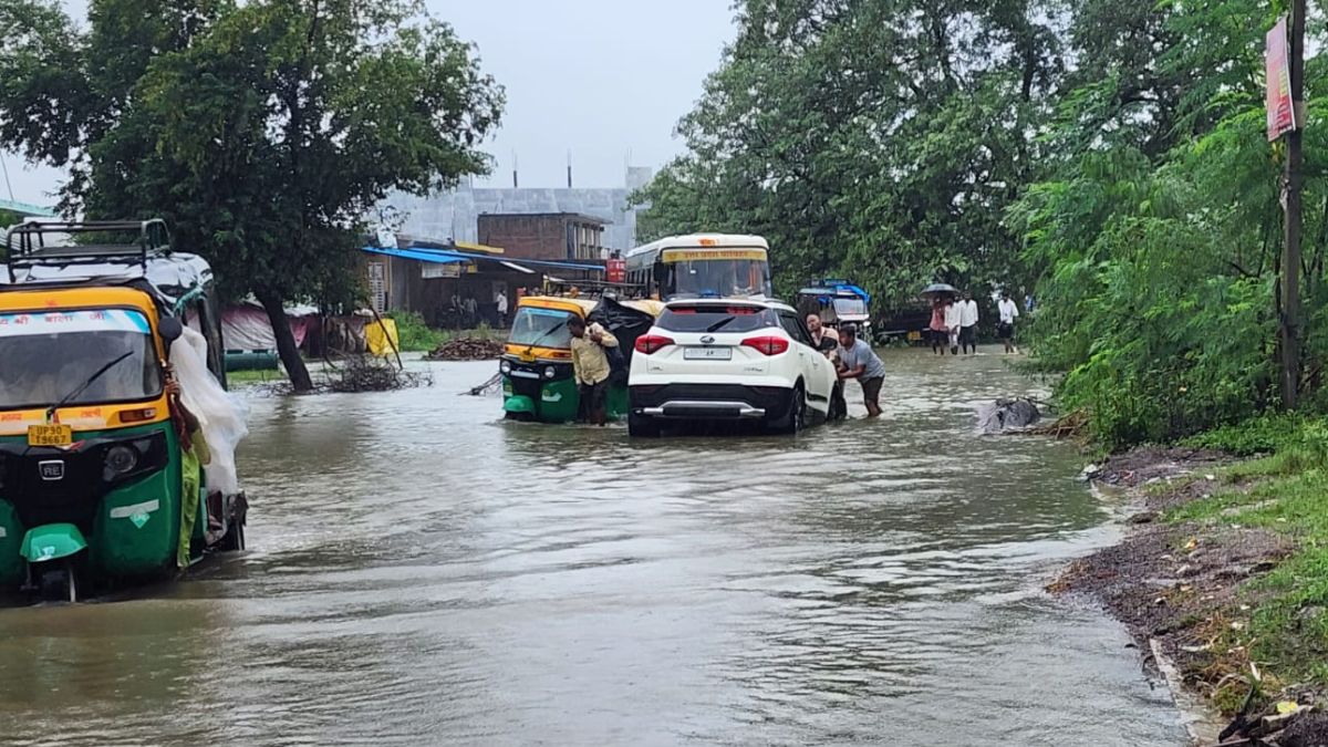 massive tree falls on cng tanker banda heavy rain major accident averted