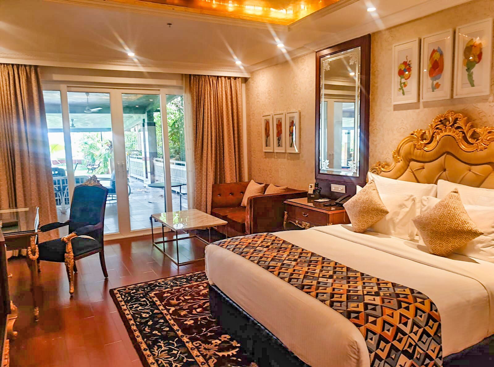 इस रिसॉर्ट के रूम के टैरिफ 1.5 लाख रुपये तक हैं 