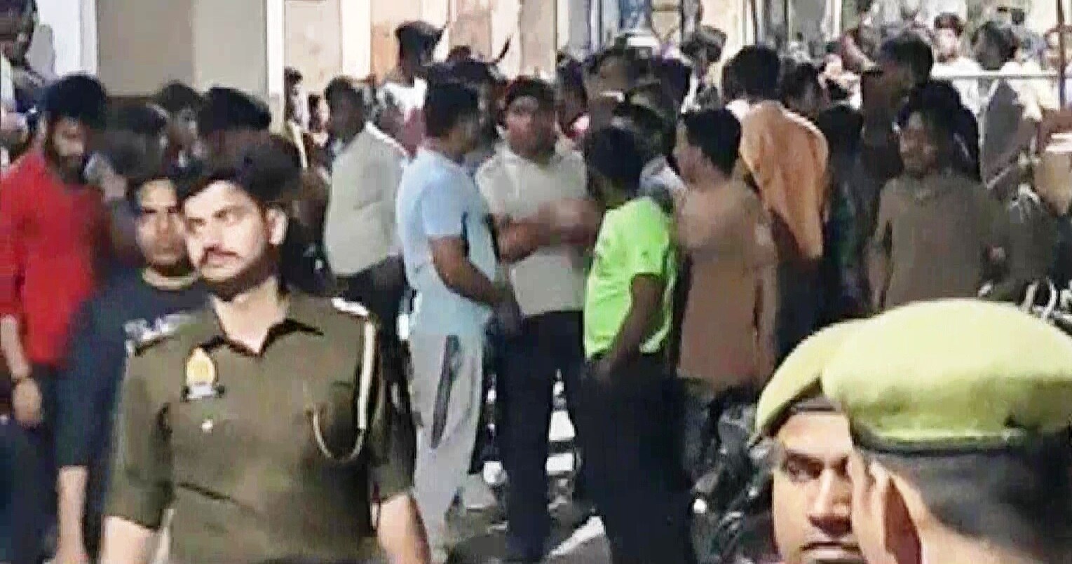 मेरठ के हरिनगर में भारी पुलिस बल तैनात मेरठ के हरिनगर में भारी पुलिस बल तैनात