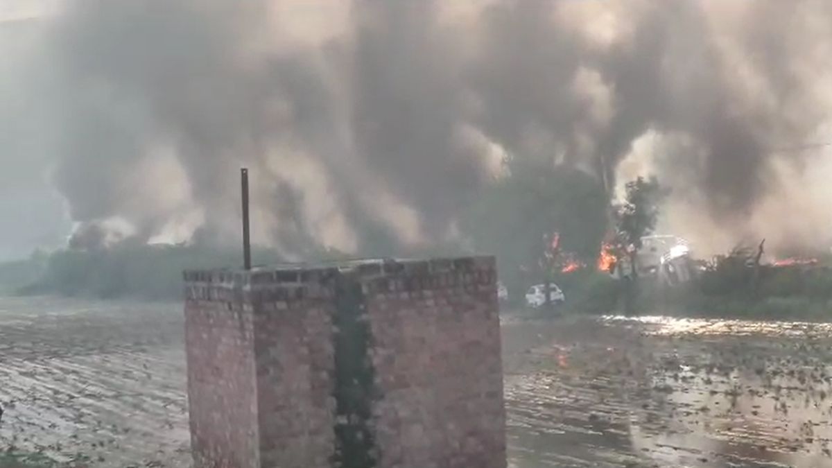 गाड़ियों को किया आग के हवाले