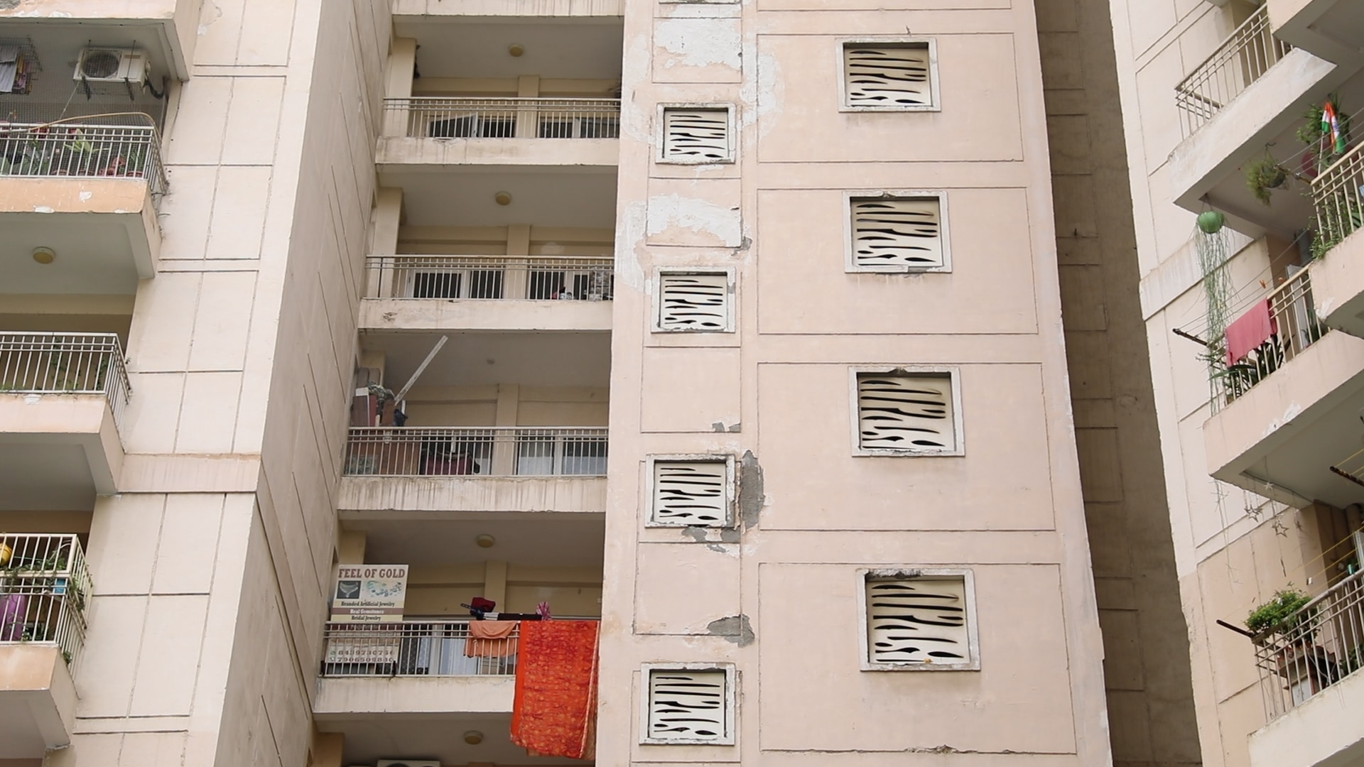 सोसायटी के लोग परेशान