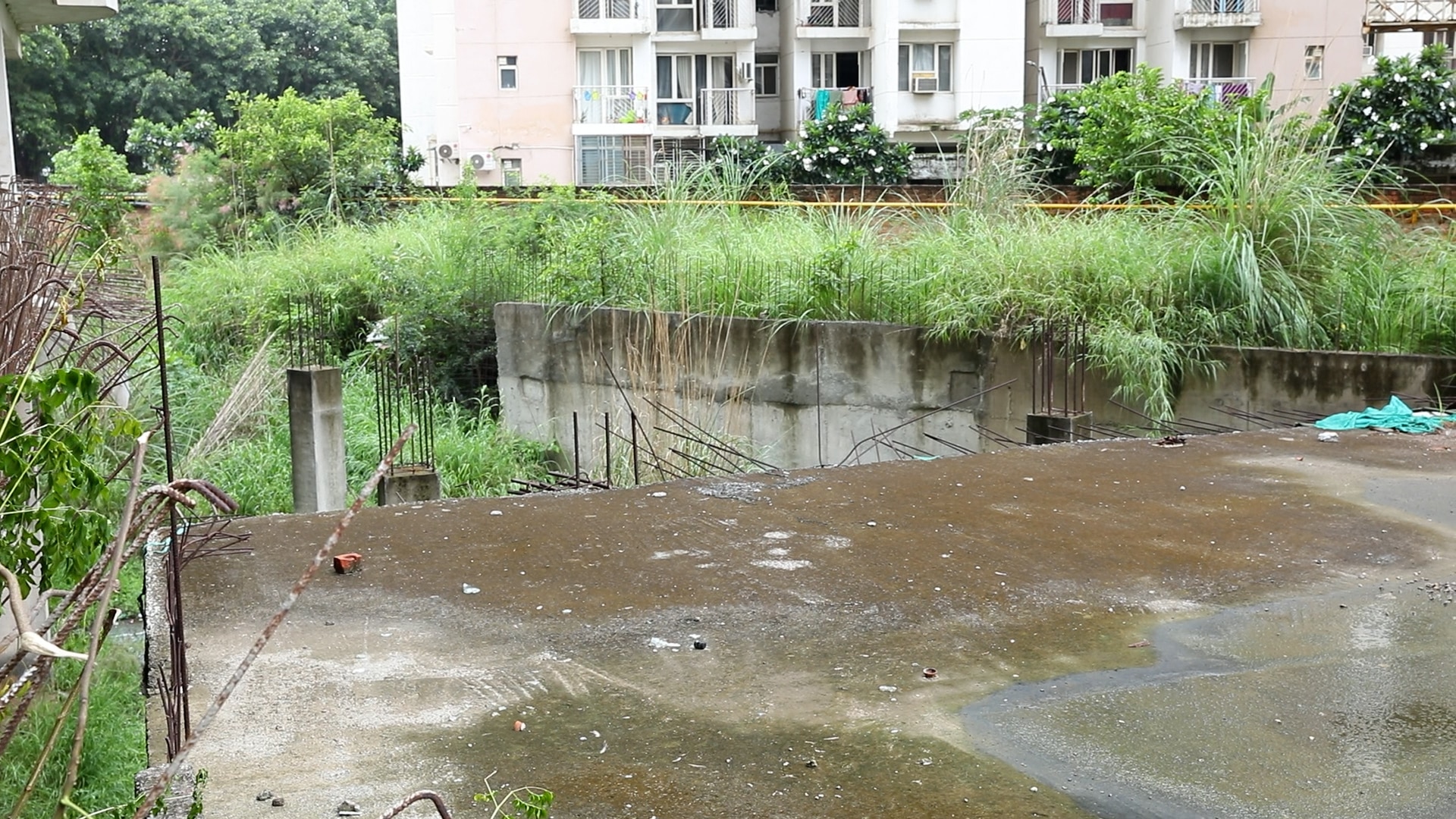 फ्लैट में रहने वाले लोग भी परेशान